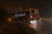 Autobus naleteo na automobile na Voždovcu: Vozač zaspao za volanom? (VIDEO)