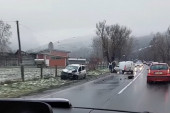 Udes kod Leštana: Dva automobila potpuno smrskana, srča po putu (VIDEO)