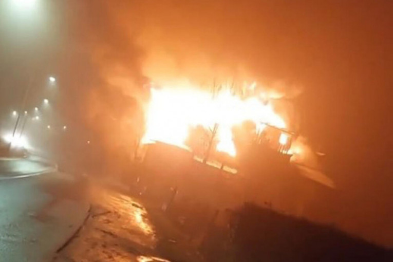 Stravičan požar u bivšoj diskoteci u Novom Sadu: Pronađena dva tela! Pojavio se snimak, objekat izgoreo do temelja! (FOTO/VIDEO)
