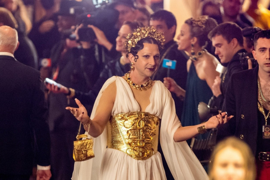 Šaja Labaf neprepoznatljiv u novom Kopolinom filmu: Haljina, kruna, štikle i zlatni korset (FOTO)