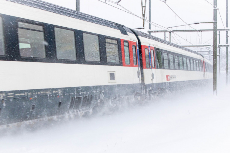 Kolaps na pruzi Bar - Bijelo Polje, putnici proveli noć u hladnom vozu