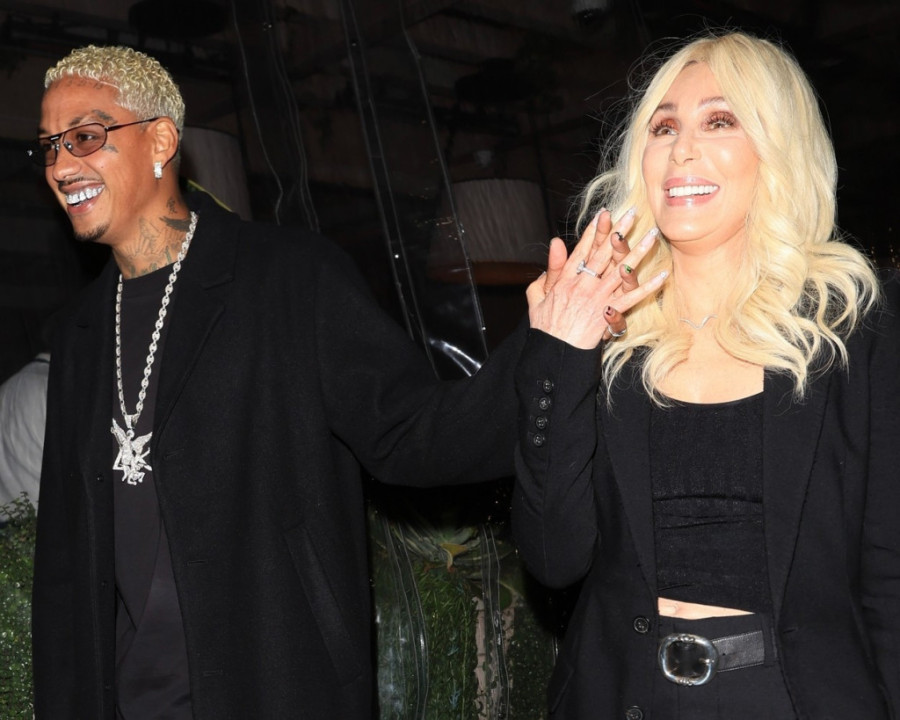 Šer udovoljava četiri decenije mlađem dečku: Njena porodica na rubu očaja zbog veze sa reperom