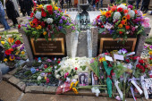Liza Meri Prisli sahranjena pored sina uz pesmu „November rain“: Veliki broj slavnih ličnosti na poslednjem ispraćaju u Grejslendu (FOTO)