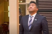 Pomoćnik japanskog premijera držao ruke u džepovima, pa morao da se izvinjava: I majka ga izgrdila! (VIDEO)
