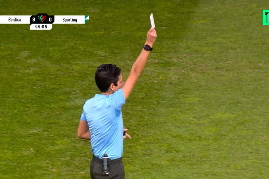Sudija pokazao prvi beli karton u istoriji fudbala! Navijači iznenađeni novim pravilom (VIDEO)