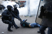 Francuz ostao bez testisa nakon što ga je policajac udario pendrekom tokom protesta (VIDEO)