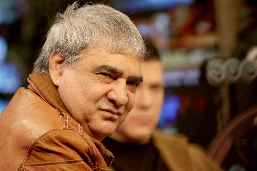 "Ne traži ih, sine"! Spomenik Sinanu Sakiću bez nogu postao viralan (FOTO)