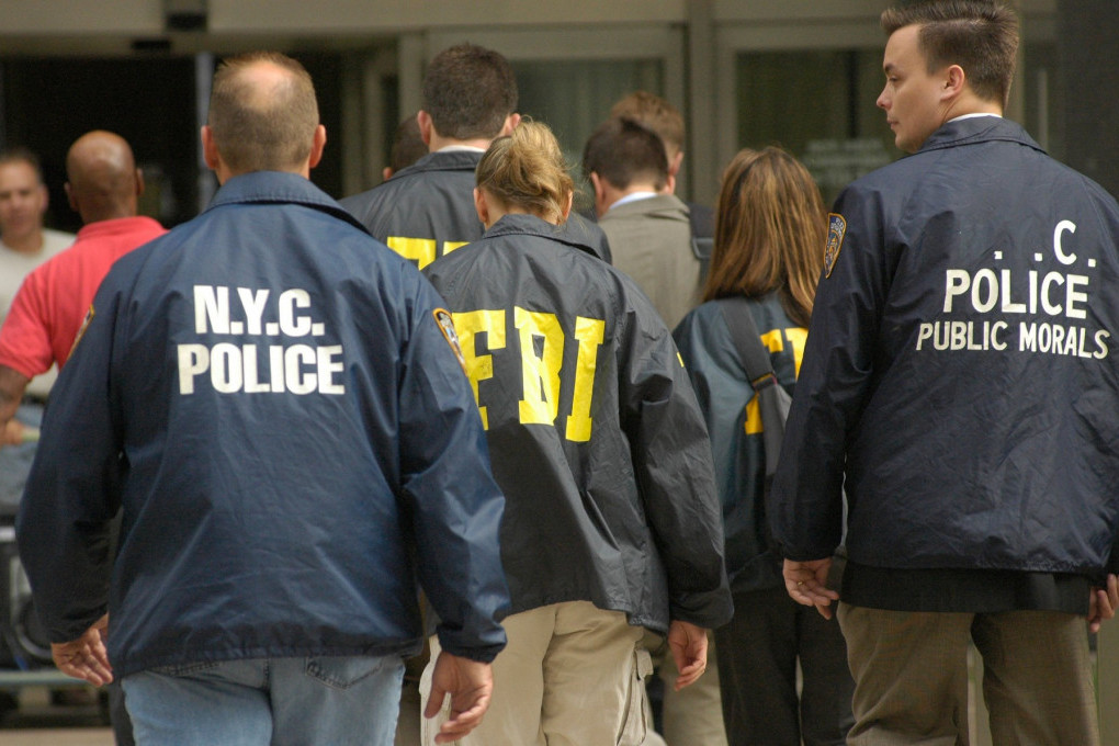 Blamaža FBI agenata: Uhapsili pogrešnog čoveka, upali mu u sobu i gurnuli ga pod tuš "da prizna"!
