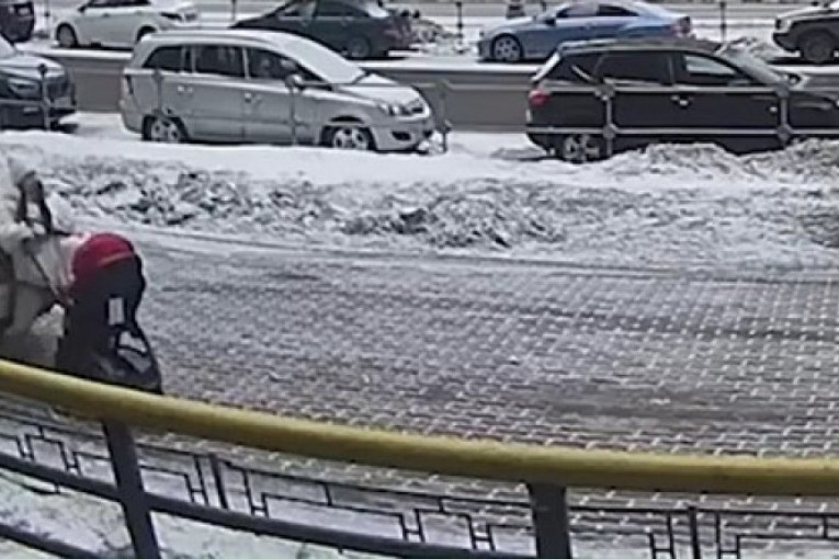 Taksista kolima udario majku koja je gurala kolica sa detetom: Nije joj ništa pomogao, pa se odvezao (VIDEO)