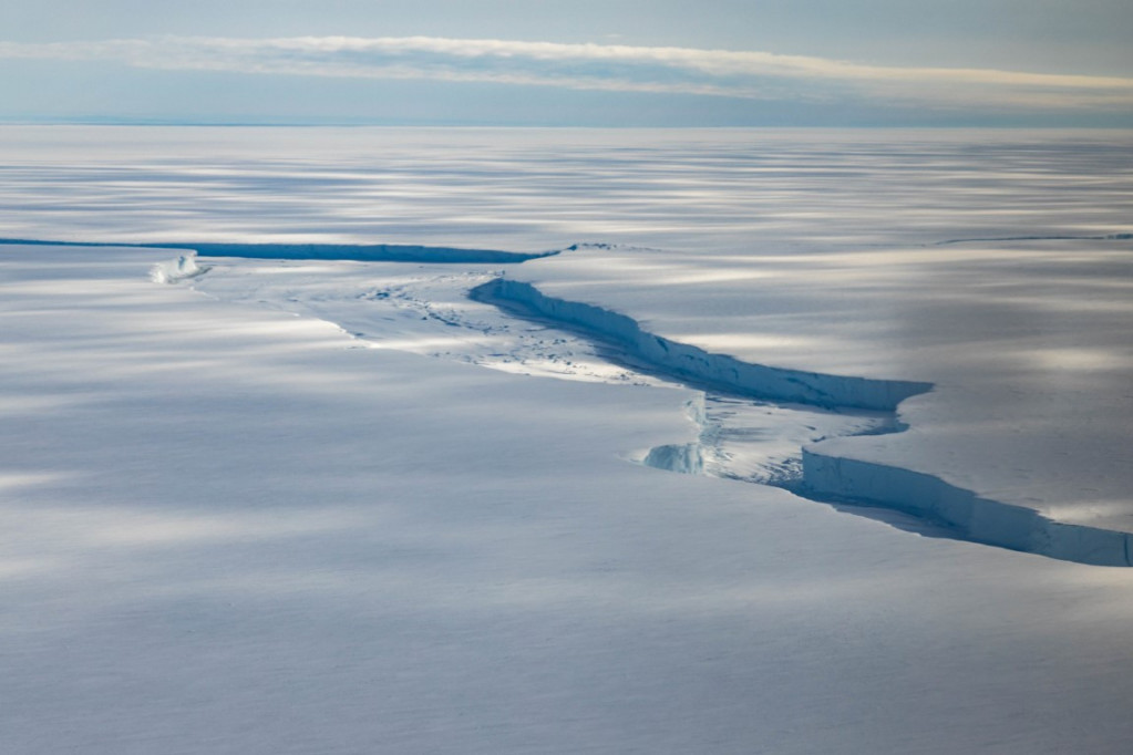 Šta se ovo dešava na Antarktiku? Otkačio se ledeni breg veliki skoro kao London, a ovo je drugo veliko pucanje u dve godine! (VIDEO)