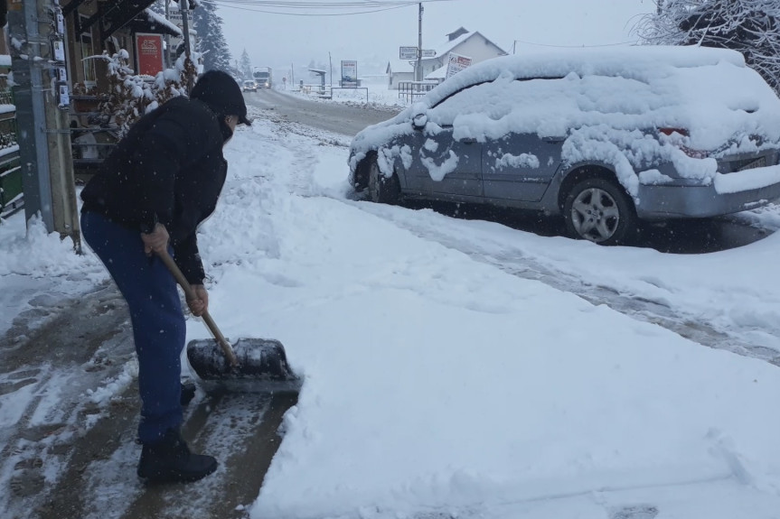 Sneg u Čačku od jutros ne prestaje da pada: Trenutno nema neprohodnih puteva, sve službe su u pripravnosti (VIDEO)