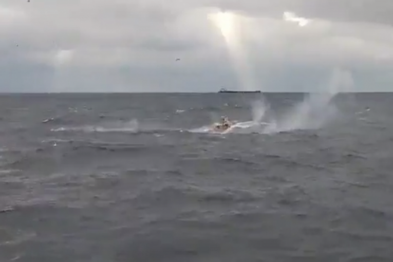 Potonuo brod iz Hongkonga: Dramatična akcija spasavanja u toku, traga se za osam osoba! (VIDEO)