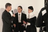 Konstrakta i Sara Jo izdominirale odevnim kombinacijama na MAC 2023: Odelo, kravata i haljina časne sestre (FOTO)