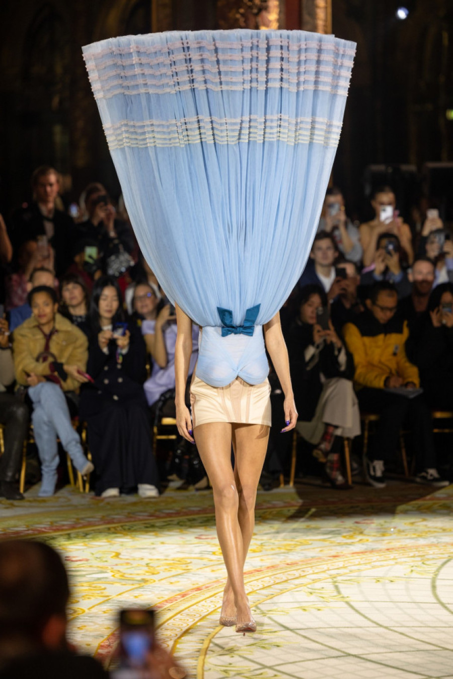 Zabavna Nedelja visoke mode u Parizu: Da li vi znate kako se hoda u slatkoj maloj izvrnutoj haljini?