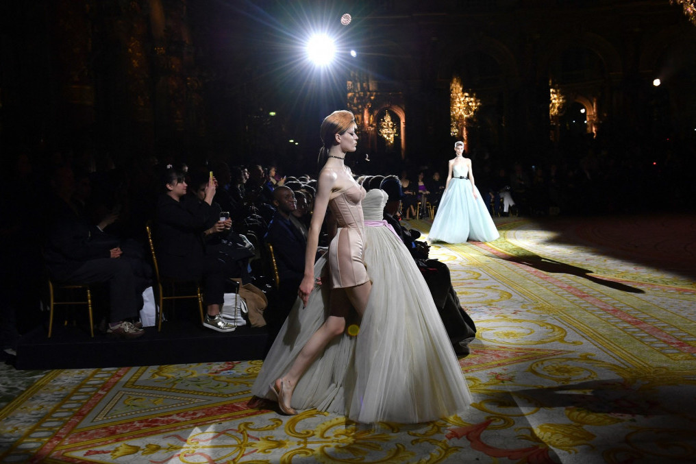 Zabavna Nedelja visoke mode u Parizu: Da li vi znate kako se hoda u slatkoj maloj izvrnutoj haljini?