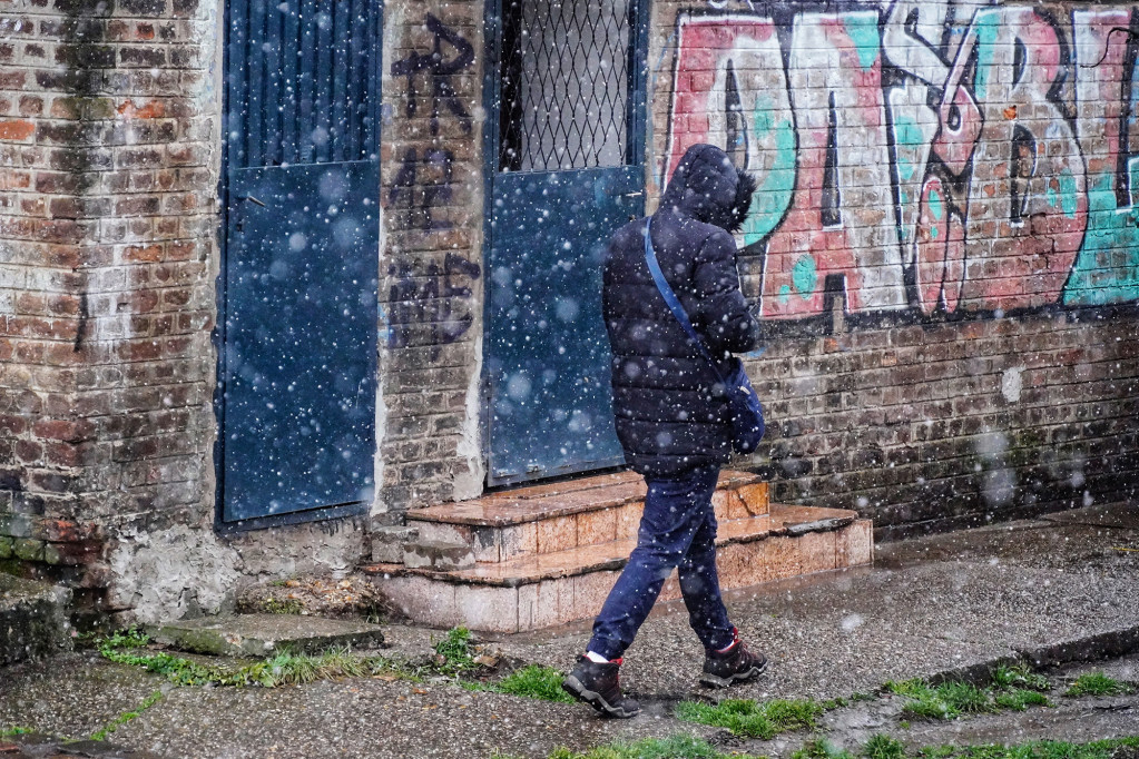 Počeo da pada sneg u Beogradu: RHMZ najavljuje olujne udare vetra!