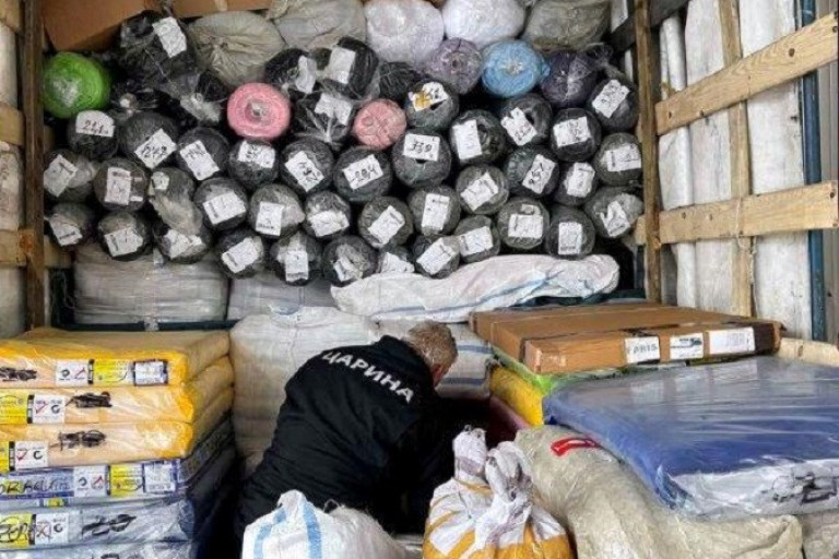 Više od dve tone tekstilne robe zaplenjeno na Preševu: Pronađeni i auto-delovi, parfemi i toaletne vode! (FOTO)