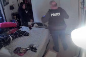 Kamere snimile policajce kako kradu 6.000 dolara koje su pronašli u stanu jednog para (VIDEO)