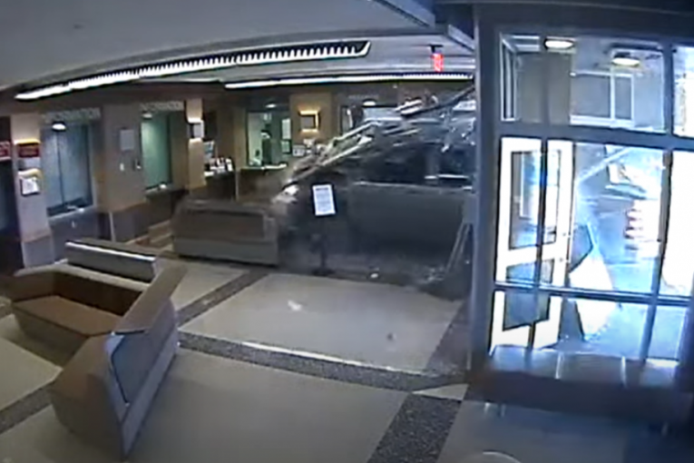 Muškarac pikapom uleteo u policijsku stanicu: Probio staklena vrata, policajci ga odmah opkolili (VIDEO)
