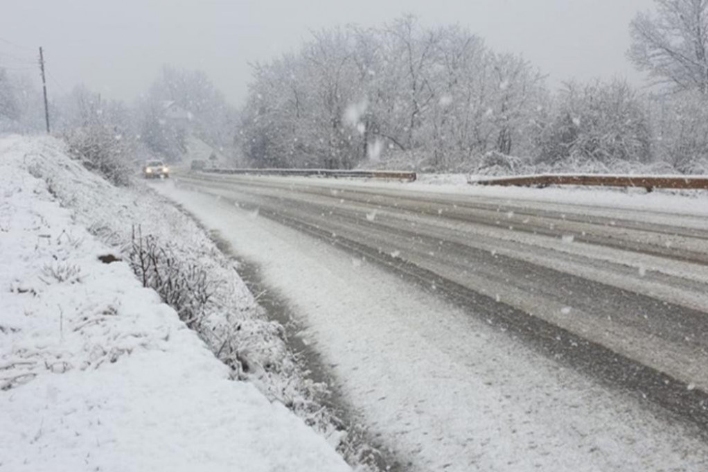 Apel MUP-a svim građanima: Sneg je napravio ozbiljne probleme, saopšten spisak puteva na koje ne sme da se izlazi
