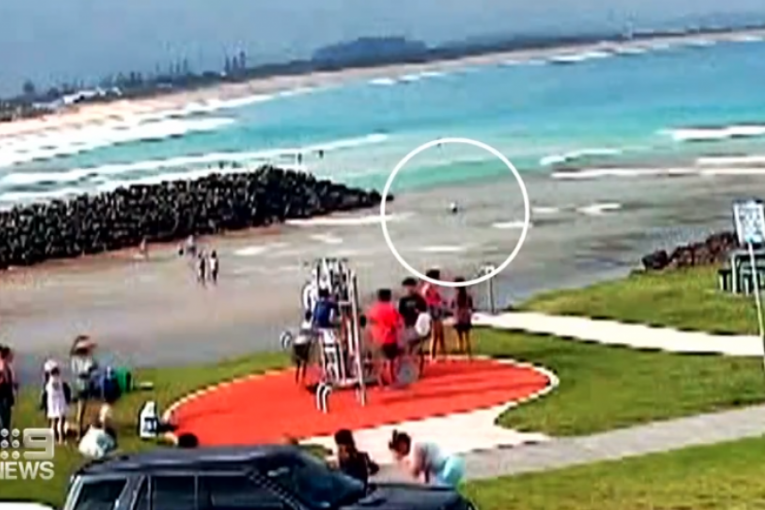 Dečaka udario grom na plaži: Pojavio se i snimak nastao u trenutku udara, samo je sevnulo i pao je u vodu (VIDEO)