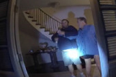 Uznemirujući snimak napada na Pola Pelosija: Policijska kamera "uhvatila" jezivo prebijanje čekićem (VIDEO)