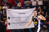 Delije provocirale Avramovića: Transparent se vijorio na zagrevanju