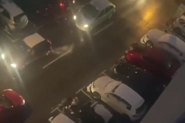 Edita i Indi postavile novi trend? Žene se tuku nasred Novog Sada, zaustavile saobraćaj, razdvajao ih muškarac (VIDEO)