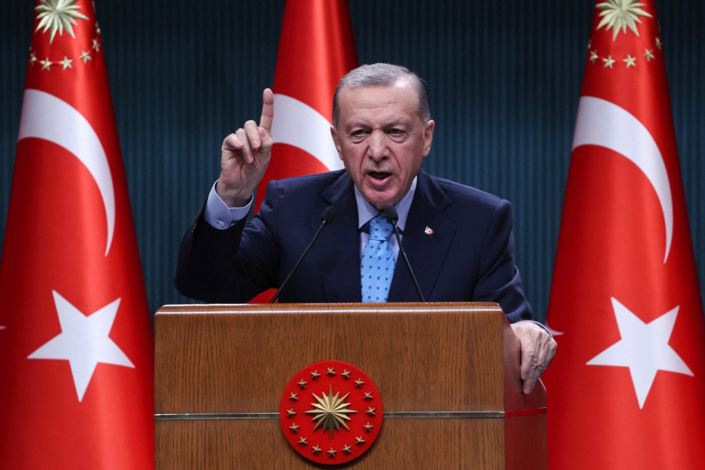 O Erdoganovoj sceni sa telohraniteljem bruji Turska! Krišom mu stavlja nešto u ruku, a onda je otkriveno i šta (VIDEO)