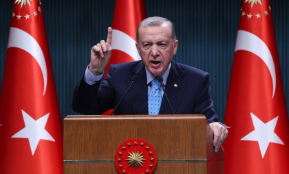 O Erdoganovoj sceni sa telohraniteljem bruji Turska! Krišom mu stavlja nešto u ruku, a onda je otkiveno i šta (VIDEO)