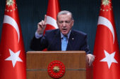 O Erdoganovoj sceni sa telohraniteljem bruji Turska! Krišom mu stavlja nešto u ruku, a onda je otkriveno i šta (VIDEO)