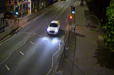 Silovatelj se pretvarao da je taksista, pa oteo ženu: Snimljen zastrašujući trenutak (VIDEO)