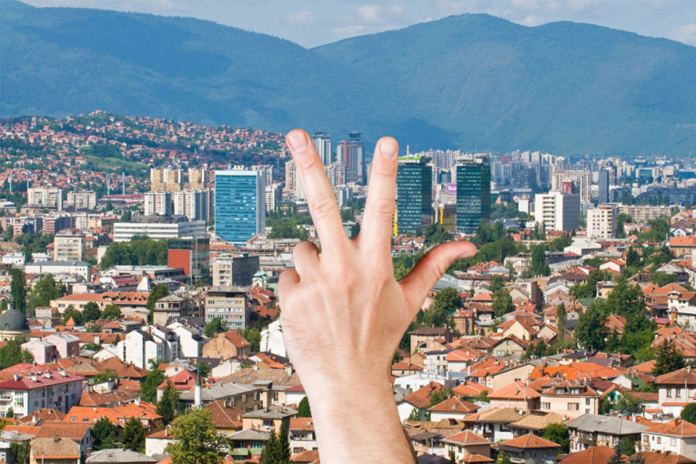 Skandalozna odluka! U Sarajevu usvojena deklaracija kojom se osuđuje dizanje tri prsta