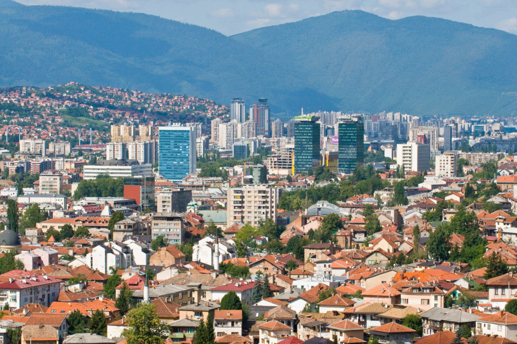 Sramotan napad iz mržnje u centru Sarajeva: Huligani maltretirali ženu i malo dete zbog majice ''delije sever''