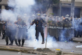 Krvavo u Peruu: Demonstranti padaju kao pokošeni, policija pendrecima juri građane i u bolnicama (VIDEO)