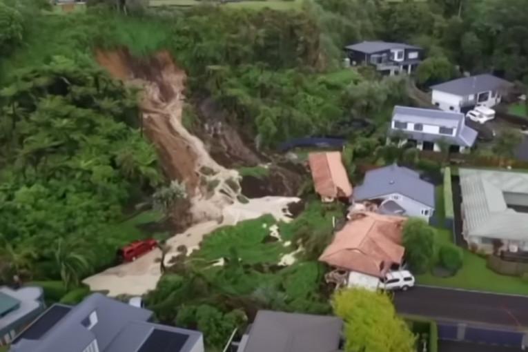 Razorne poplave na Novom Zelandu: Klizišta se pokrenula, putevi uništeni, najmanje 4 mrtvih (VIDEO)