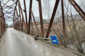 Vandalski čin u Preljini kod Čačka: Iščupali saobraćajni znak, a zatim ga ostavili nasred mosta!