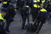 Aktivisti pohapšeni tokom klimatskih protesta u Hagu: Jedni blokirali put, dok su drugi bili zalepljeni za beton