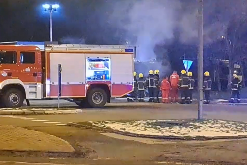 Stravična nesreća u Novom Sadu: Automobil se zakucao u kamion na Novom naselju i eksplodirao, poginule dve osobe! (VIDEO)