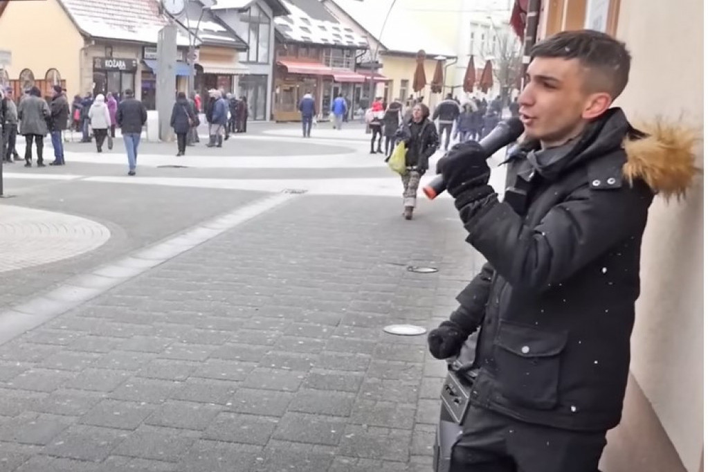 "Bolje pevati nego prositi": Mladić iz Zenice oduševio region, a ovo je njegova priča (VIDEO)