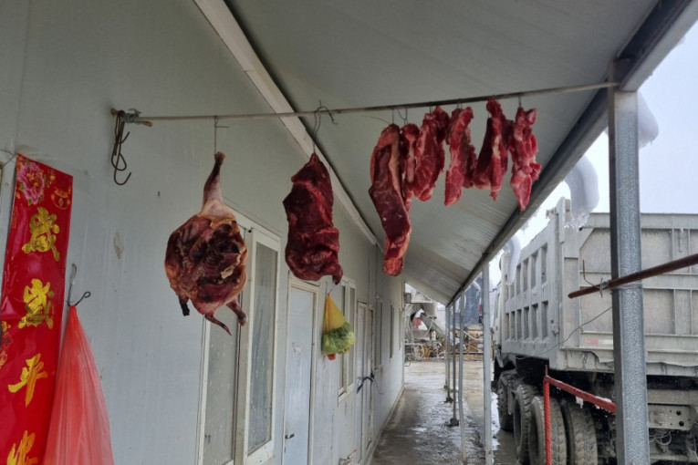 Srbija do Tokija: Kineski radnici poprimili naše običaje pa u kampu u Lučanima napravili improvizovane sušare za meso