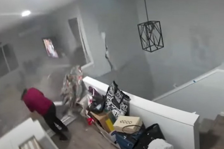 Stenčuga iznenada proletela kroz kuću na Havajima: Žena za dlaku izbegla smrt (VIDEO)