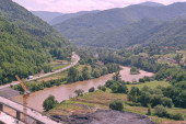 Pocrvenela reka Bosna, meštani zabrinuti! Podneta i prijava protiv kompanije (VIDEO)