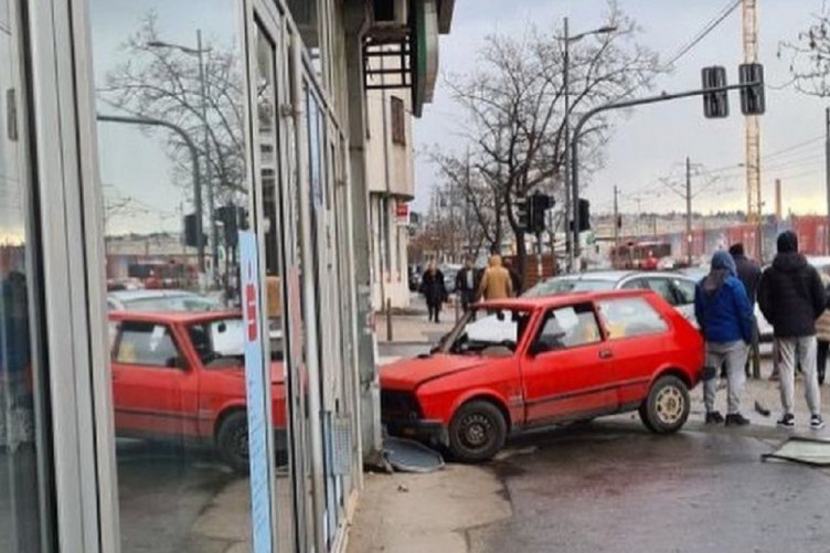 Saobraćajka u centru Beograda: "Jugo" završio u izlogu jedne radnje (FOTO)