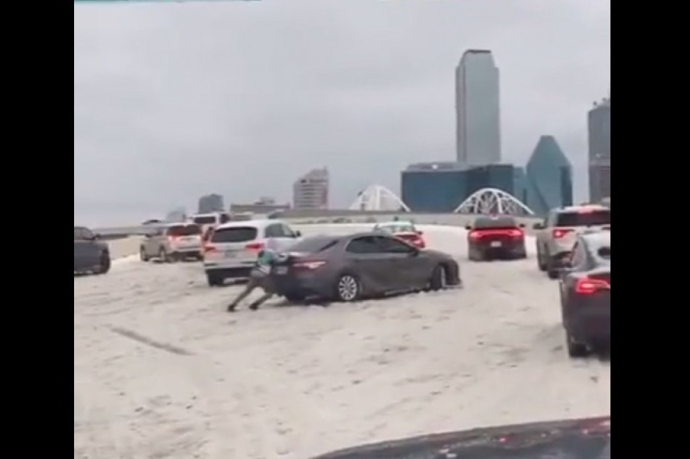 Ledena oluja u Teksasu odnela dva života: Otkazano više od 1.700 letova, zatvorene škole i fakulteti! (VIDEO)