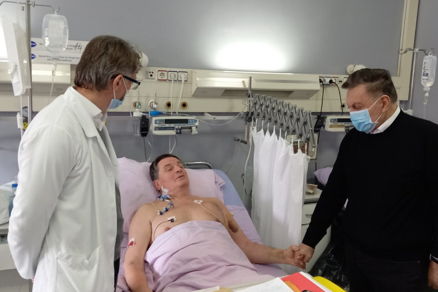 Filmska operacija na Dedinju: Bivši direktor bolnice helikopterom prebačen na hitnu operaciju zbog "električne oluje" na srcu!