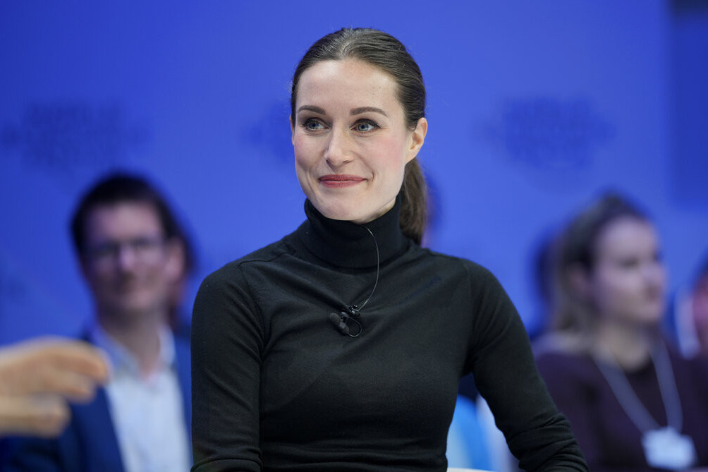 Skandal trese Finsku: Naslednik Sane Marin sa pištoljem pozirao bez odeće u društvu muškaraca koji pokazuju nacistički pozdrav! (FOTO)