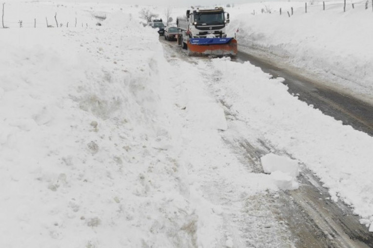 Novih 15 cm snega palo preko noći na zapadu Srbije: Najteže stanje na Debelom brdu, tamo su upućena dva gredera za čišćenje saobraćajnice