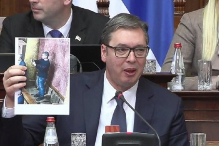 Vučić "odjavio" Ćutu! Predsednik pokazao šta je Jovanović radio dok je opozicija divljala u Parlamentu (FOTO)