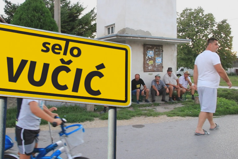 Ovo je selo na čijoj tabli piše Vučić: Meštani otkrili da li naziv mesta ima veze sa srpskim predsednikom!